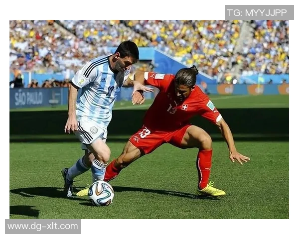 足球明星精彩盘带瞬间集锦展现球场魅力与技巧的完美结合