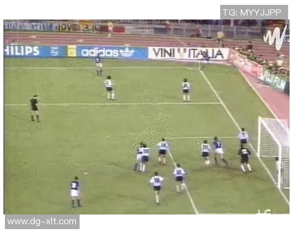 足球明星缩小版图片展现球场魅力与风采的独特视角